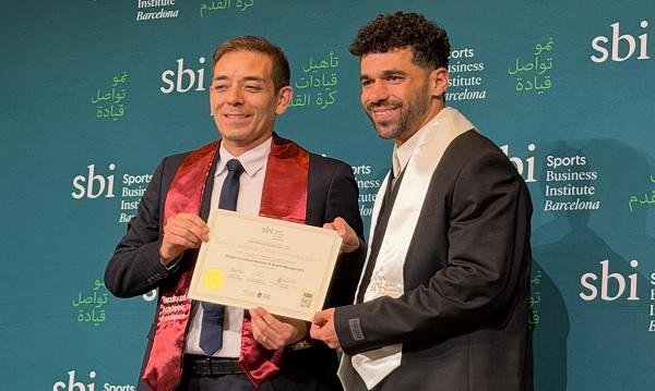 عبد الله السعيد يحتفل بحصوله ع...
