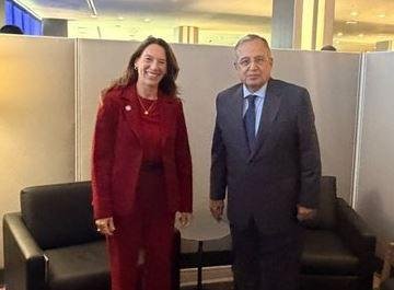 نبيل فهمي يستنكر تعرض الأطفال...