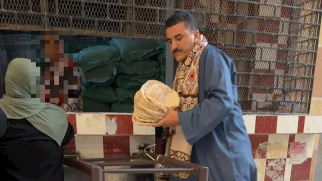 بالجلباب والشال.. مسؤول تموين...