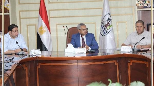 محافظ بني سويف يناقش آليات وخطة عمل للتعامل مع شكاوى ظهور تجمعات مياه