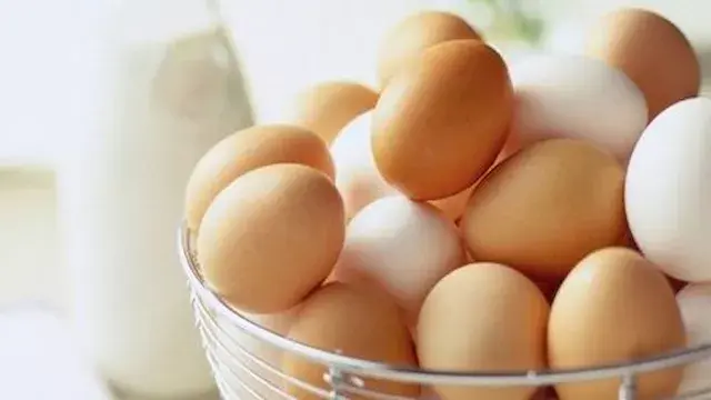 ماذا يحدث لقلبك عند تناول البيض يوميا؟