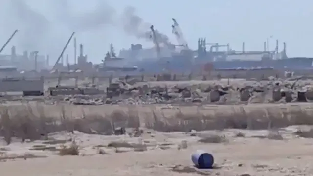 الحوثيون ينفون استهداف سفينة ف...