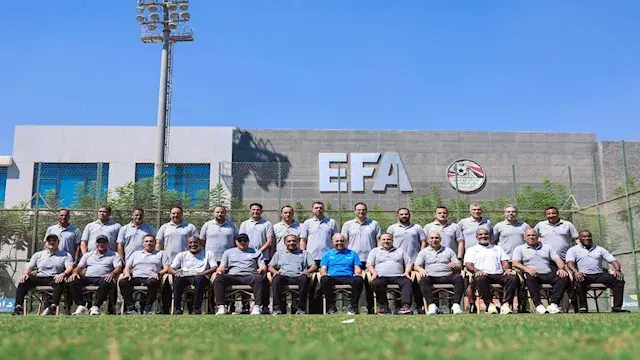 احتفاء المدربين بحسام حسن خلال...