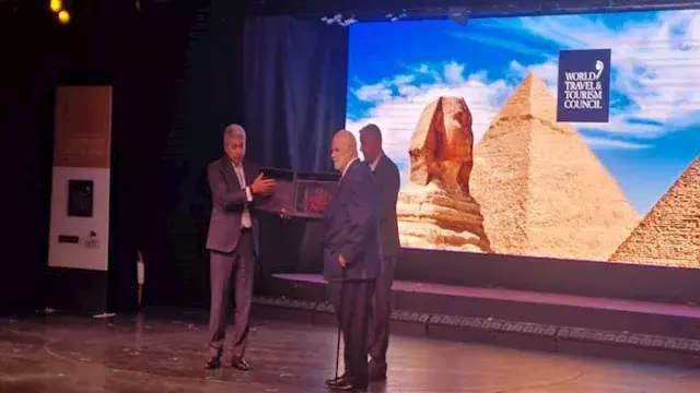 وزير الآثار يهدي رئيس "العالمي للسياحة" مستنسخًا من مركب خوفو على متن "كريستال كروز"