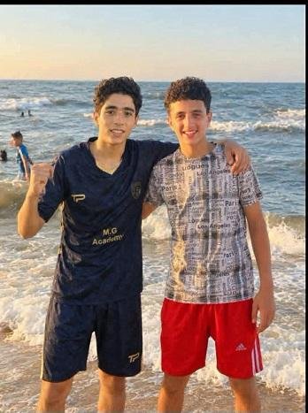 غرق لاعبين وإنقاذ ثالث خلال مع...