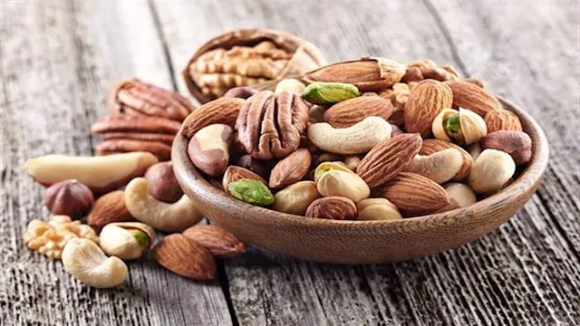 5 أطعمة غنية بالألياف تعزز صحة...