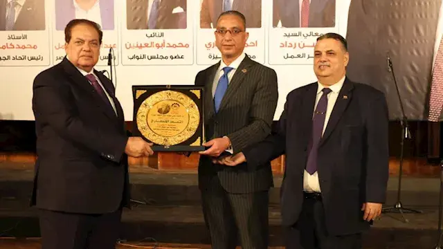 محافظ الجيزة يكرم 300 عامل ويؤكد دعم الدولة لحقوق العمال