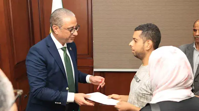 محافظ الجيزة يبحث شكاوى المواط...
