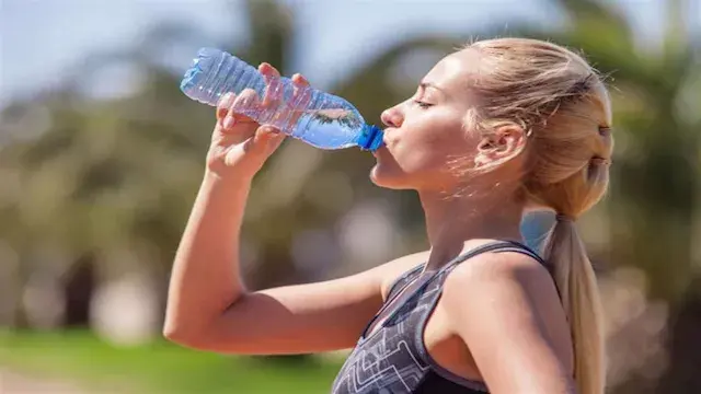 كيف يؤثر استهلاك الماء بكثرة ع...