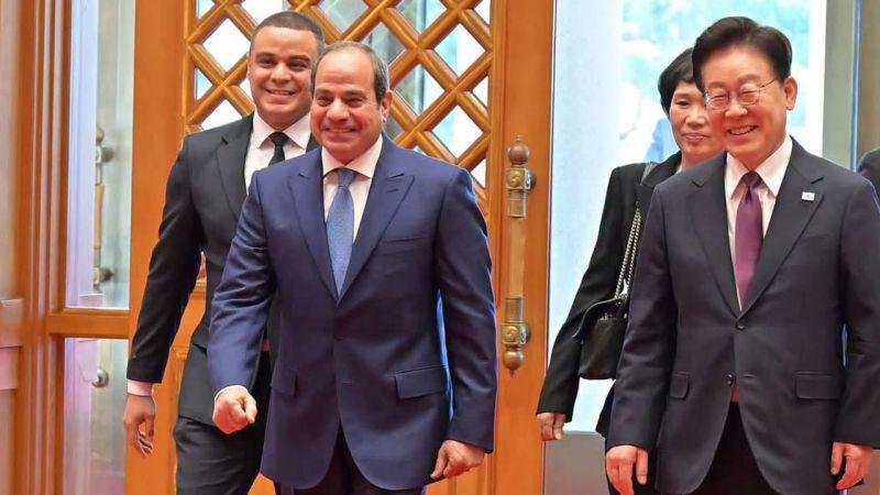 مصر.. رواج لقطة من مراسم استقبال السيسي بكوريا ورد فعل مرافقيه