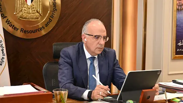 وزير الري يبحث مطالب المواطنين...