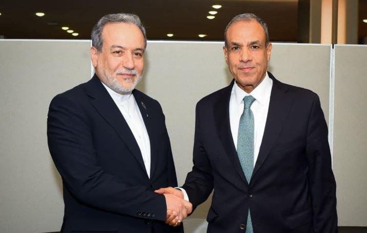 وزير الخارجية يناقش مع نظيره الإيراني جهود خفض التصعيد واستئناف المسار الدبلوماسي