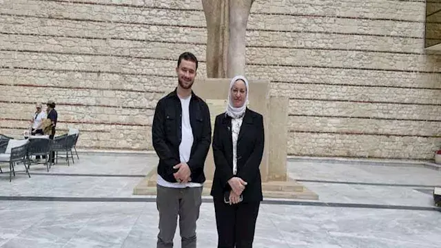 “نلتزم بالمعايير".. مديرة المتحف اليوناني الروماني تحسم الجدل حول تغيير ألوان الآثار
