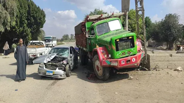 إصابة 5 أشخاص في تصادم سيارة نقل وملاكي بالصف ونقلهم للمستشفى