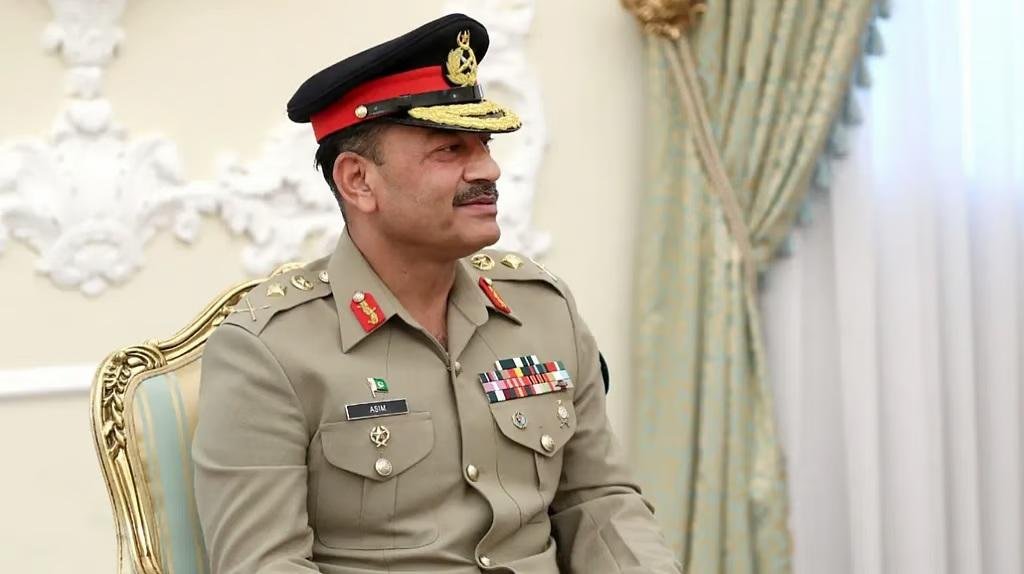 قائد الجيش الباكستاني يزور طهر...