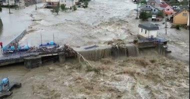إندونيسيا تحذر من فيضانات مدية...