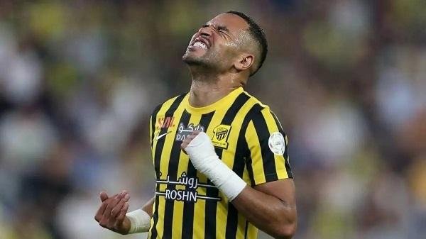 إشبيلية يشكو فنربخشة إلى فيفا...