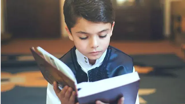 الإفتاء توضح حكم تعويد الصبي ع...