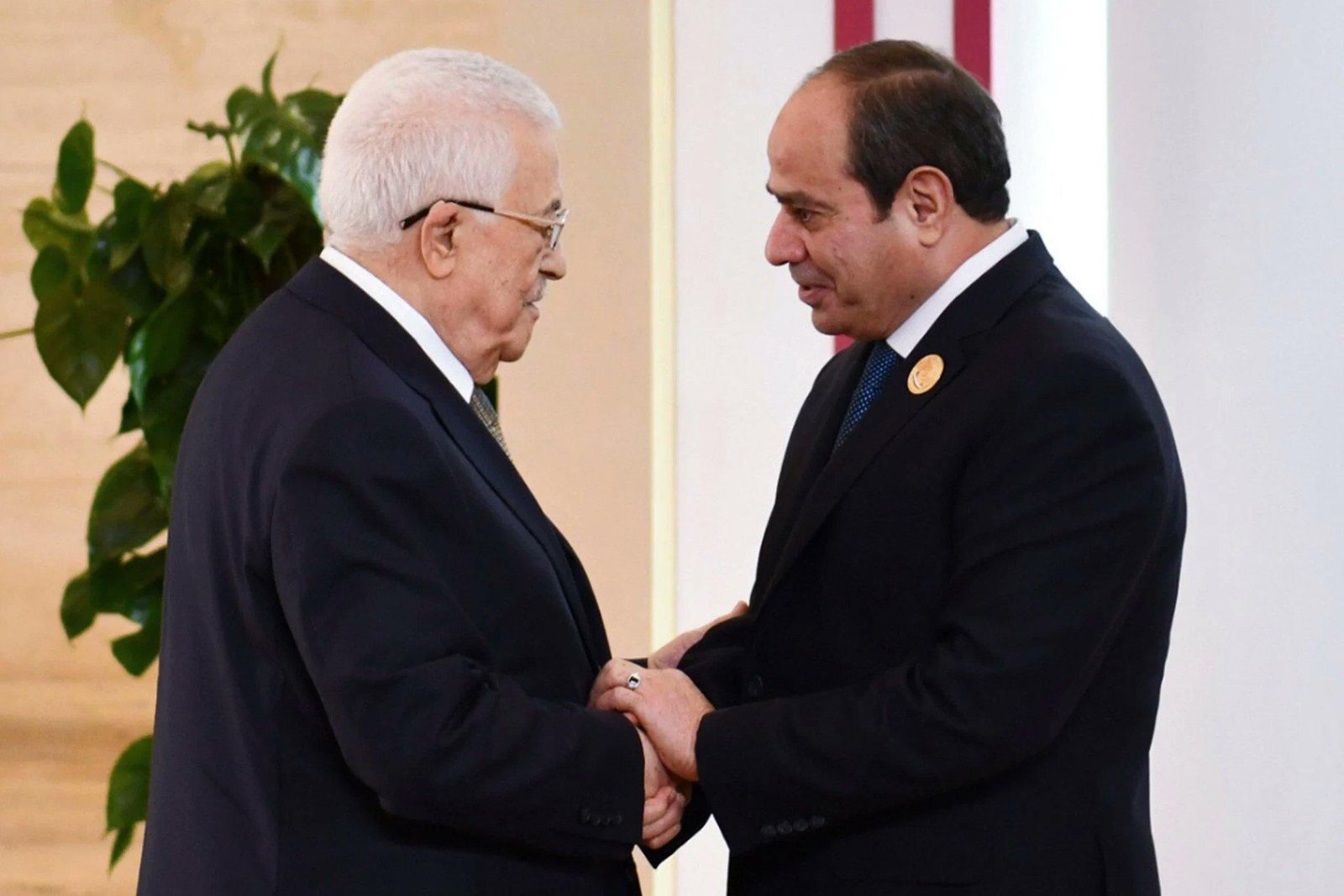 السيسي يستقبل محمود عباس ويشدد...