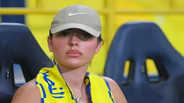 بوشاح النصر.. جورجينا تخطف الأنظار في كلاسيكو الدوري السعودي