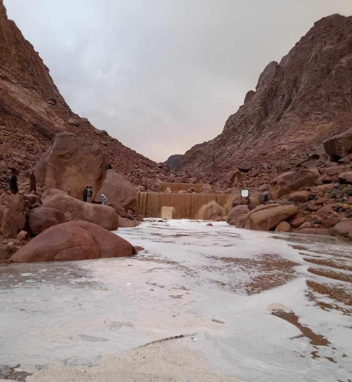 السيول تقطع الاتصالات والإنترن...