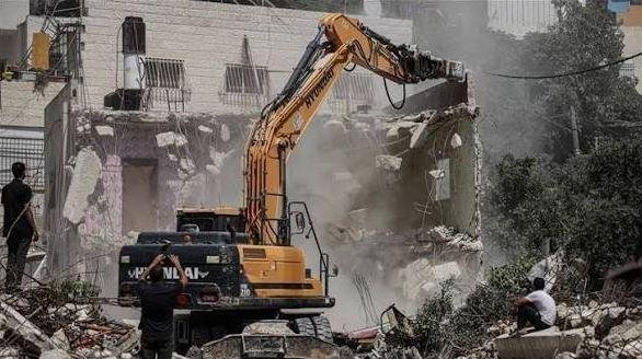 جيش الاحتلال الإسرائيلي يهدم م...