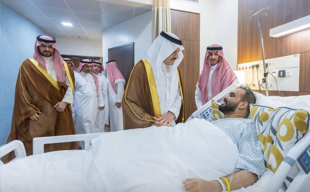 أمير الشرقية ونائبه يزوران مصاب هجوم مطار الدمام