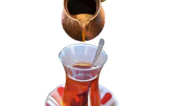 "السكلانس".. ماذا يحدث لجسمك عند تناول الشاي بالقهوة؟