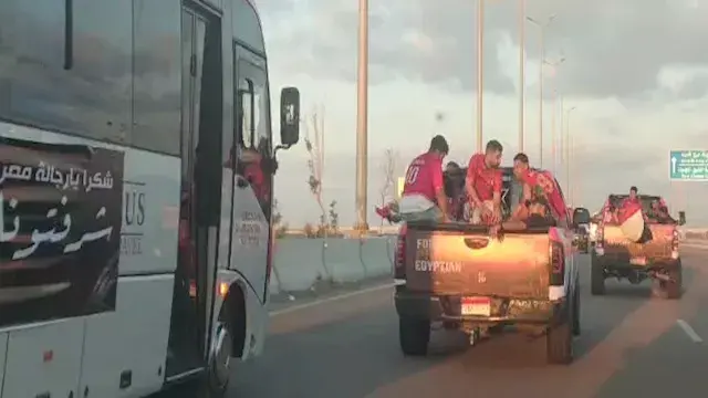 تحرك أتوبيسات الجمهور لاستقبال...