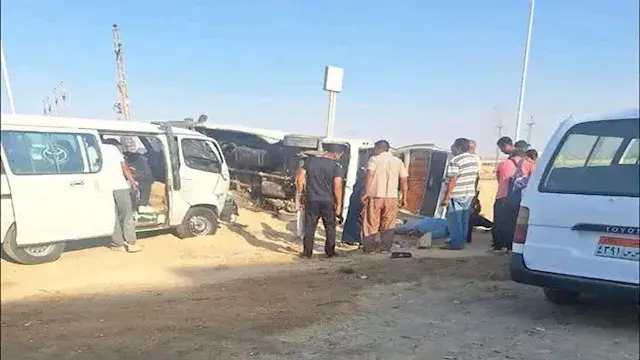 إصابة 5 أشخاص في تصادم سيارتين...