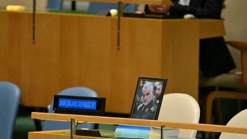خارجية إيران توضح سبب وضع صورة قاسم سليماني خلال خطاب نتنياهو بالأمم المتحدة