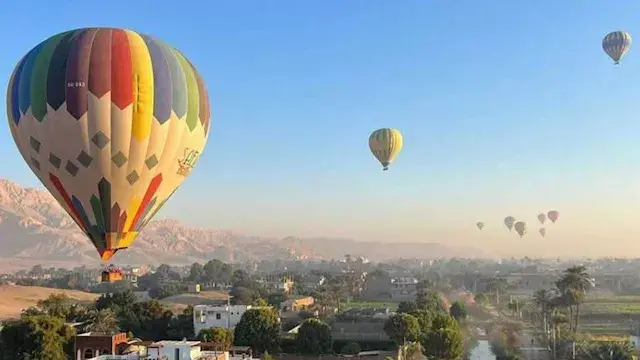 السياحة توقف رحلات البالون الت...