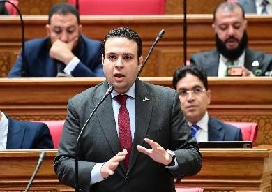 عبد المنعم إمام يتقدم بتعديلات...
