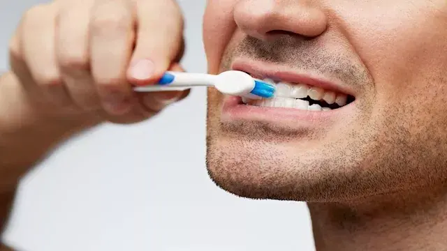 قد تبدأ من الفم.. عادة شائعة ت...