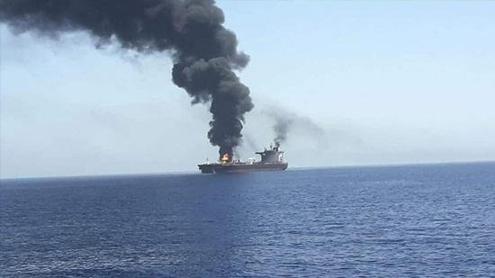 انفجار جديد بناقلة نفط بعد اصطدامها بلغم بحري في مضيق هرمز