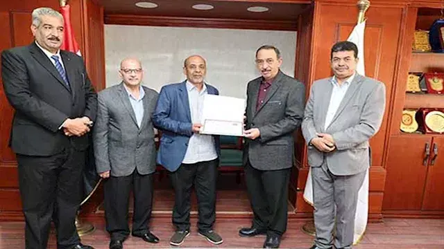 محافظ سوهاج يكرم مديرًا حوّل م...