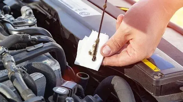 للمبتدئين.. خطوات بسيطة لقياس زيت محرك السيارة بشكل صحيح