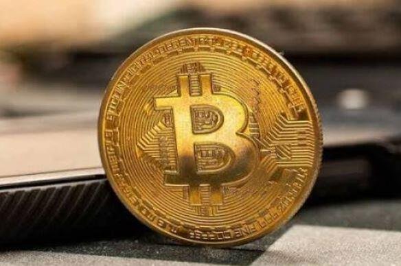 بيتكوين تتراجع بأكثر من 3% وسط...