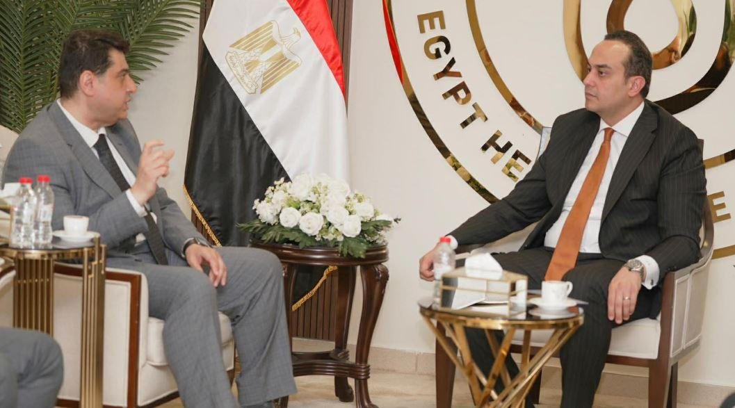 رئيس الرعاية الصحية يبحث توسيع...
