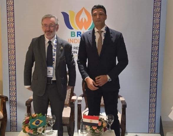 وزير الصناعة يبحث مع نظيره الب...
