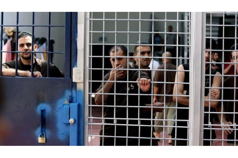 الضفة.. وقفة في البيرة تطالب بلجم انتهاكات إسرائيل بحق الأسرى