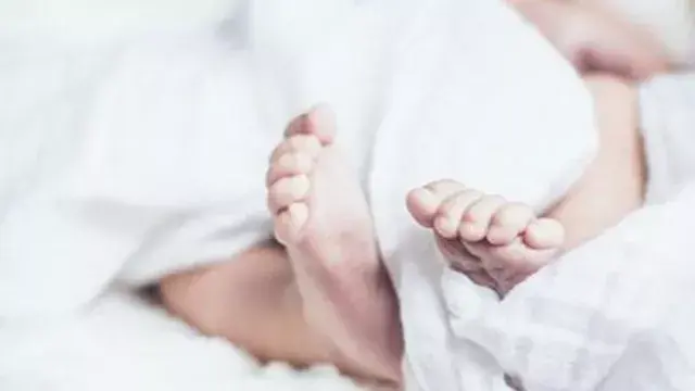 والد رضيعة الحسين الجامعي يتسل...