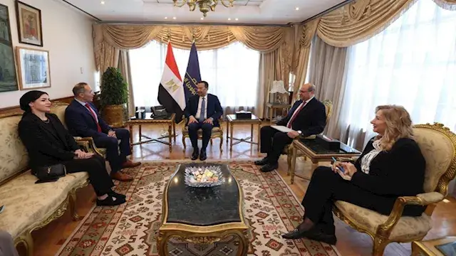 وزير الاتصالات يبحث مع المدير...