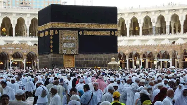 بدء مناسك الحج بتوافد الحجاج إ...