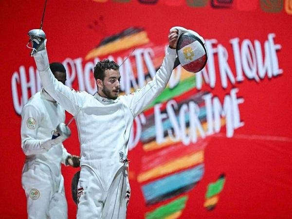 محمد السيد وفريدة عثمان يحملان...
