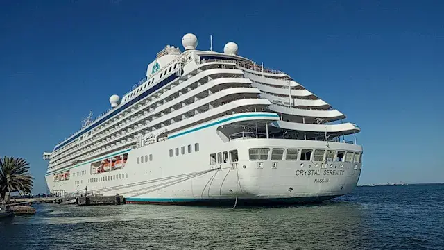 اليوم.. السفينة السياحية CRYSTAL SERENITY تغادر ميناء بورسعيد