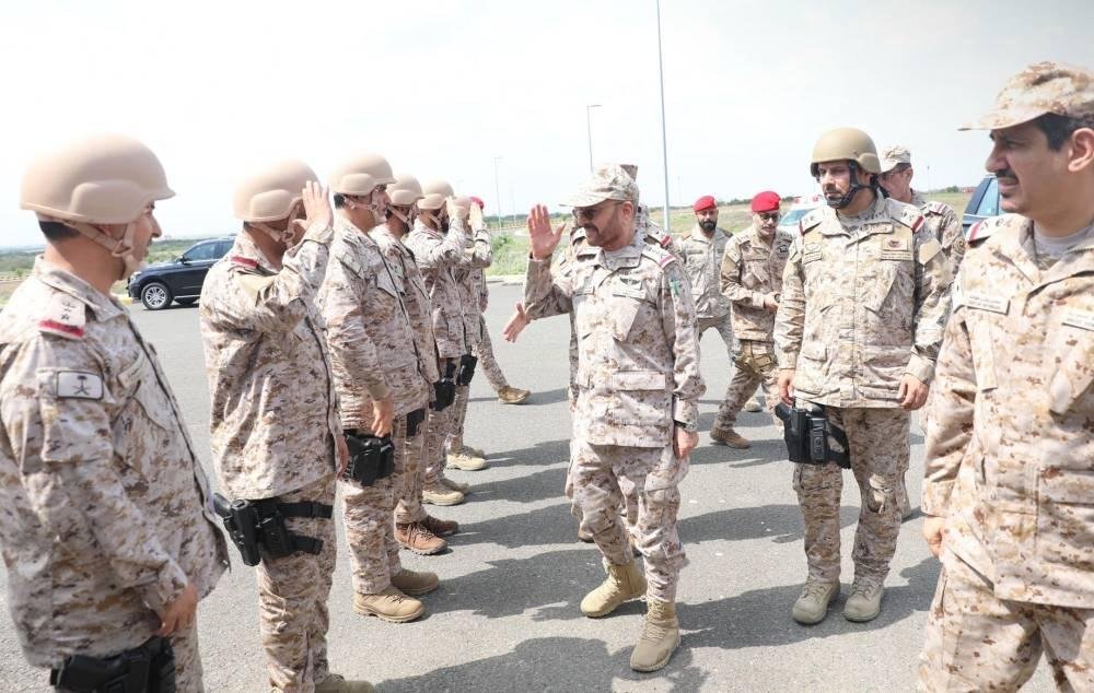 رئيس هيئة الأركان يزور الوحدات العسكرية بالمنطقة الجنوبية
