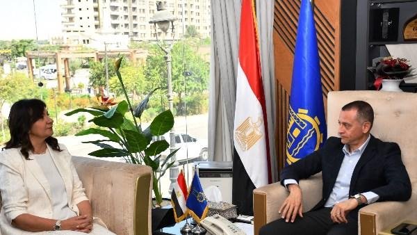 المحافظ يستعرض مع السفيرة نبيلة مكرم تفعيل مخرجات إستراتيجية أسوان 2040 للعمل الأهلى والتنموي