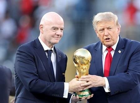 ترامب يطالب باستضافة كأس العال...