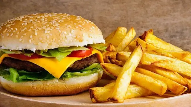 لماذا تجعلك الوجبات السريعة أك...